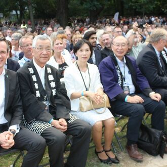 Die japanische Delegation mit OB Dr. Schwenke auf dem Lichterfest.