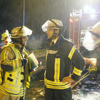 Rettungskräfte besprechen Lage