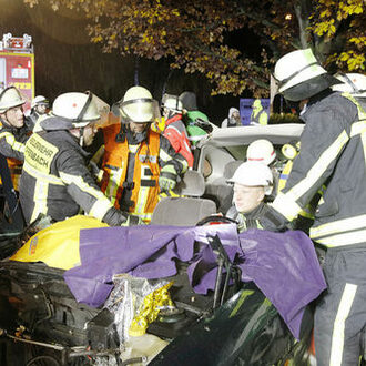 Rettungskräfte versorgen Verletzten in Fahrzeug