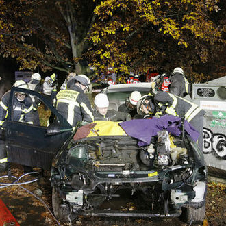 Rettungskräfte versorgen Verletzten in Fahrzeug