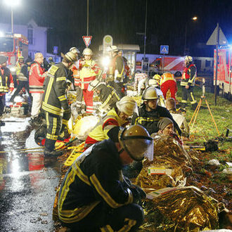 Rettungkräfte versorgen liegende Verletzte