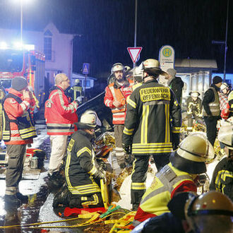 Rettungkräfte versorgen liegende Verletzte