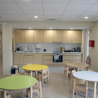 Küchenzeile und Essenraum in der neuen Kita 30 in der Christian -Pless-Str