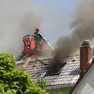 Küchenbrand breitet sich im Dachstuhl aus