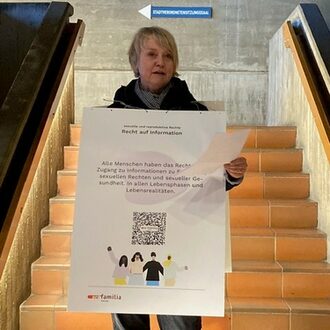 Frauenmarsch , eine Rednerin auf der Treppe im Rathaus