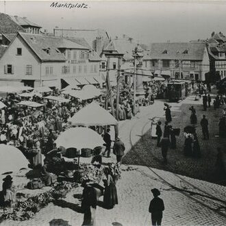 Der Marktplatz um 1888, links im Bild sieht man die Stände der Marktleute
