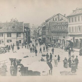 Marktplatz mit Menschen um 1885