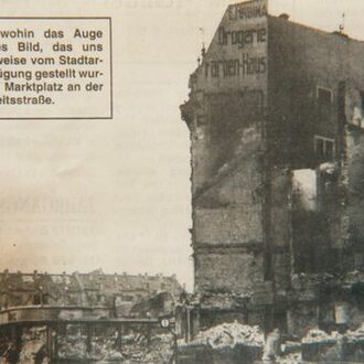 Foto des Marktplatz nach Bombenangriff im Zweiten Weltkrieg