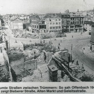Zerbombte Häuser am Marktplatz im Jahr 1947