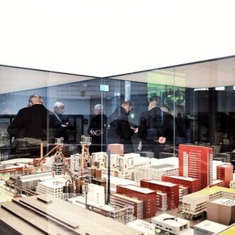 Ausstellung von Esch als Miniaturstadt, Besucher im Hintergrund.