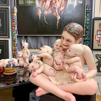 Skulpturen von einer Frau und nackten Babies in der Kunstsammlung Karminsky.