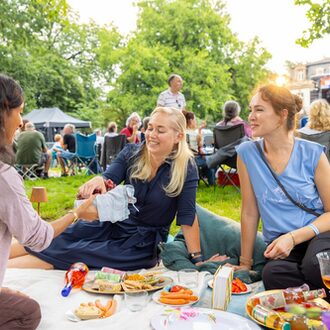 Drei junge  Frauen beim Picknick