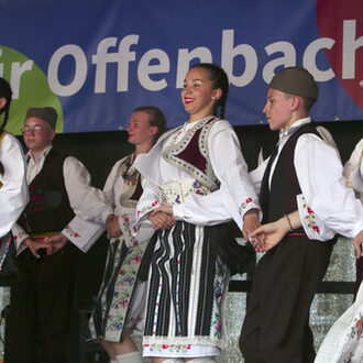 Tanzaufführung des Serbisches Kulturzentrums Offenbach auf dem Mainuferfest 2022.