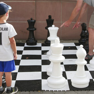 Der Nachwuchs übt sich im Schachspiel am Stand der Vereinigten Schachgesellschaft 1880 OF auf dem Mainuferfest 2022.