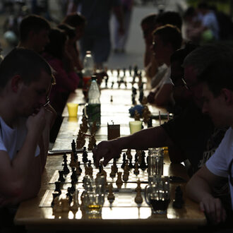 Schachspieler am Stand der Vereinigten Schachgesellschaft 1880 OF auf dem Mainuferfest 2022.