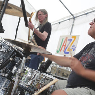 Die Band Back Roots rockt auf der Bühne des Jazz e. V. im Lilipark auf dem Mainuferfest 2022.