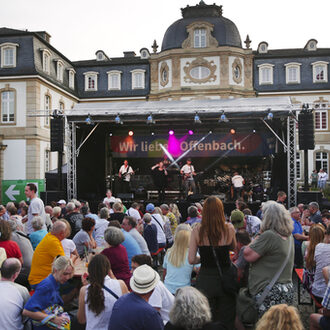 Band "The Gypsys" auf der Bühne im Büsinghof, davor viel Publikum