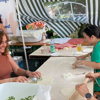 Vier Frauen vom Freundschaftsverein Türkei bereiten Essen vor.