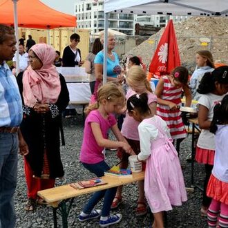 Kinder spielen während des Brückenfestes in Offenbach.