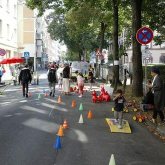 Kinder spielen auf der temporären Spielstraße in der Ludwigstraße.
