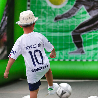 Ein Junge spielt Fußball.