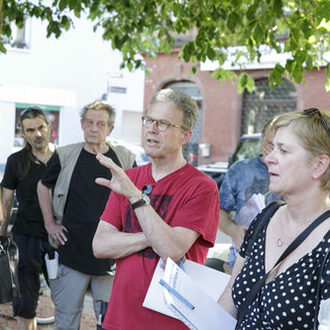 Teilnehmer am Stadtteilspaziergang Ortskern Bürgel bei der ersten Station