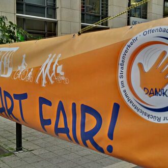 Ein Transparent der Kampagne "Offenbach fährt fair"