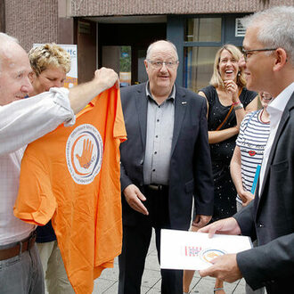 ADFC Offenbach überreicht dem Verkehrsminister ein T-Shirt der Kampagne