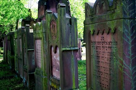 Jüdische Grabsteine auf dem alten Friedhofs