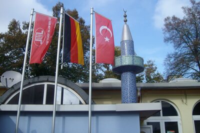 Fahnen vor der Yavuz-Selim-Moschee
