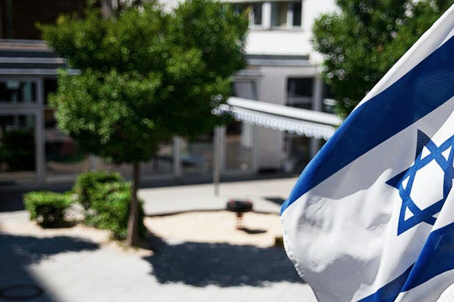 Flagge mit Davidstern im Innenhof der Synagoge