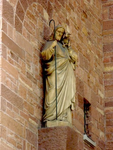 Jesusfigur am Portal der Kirche