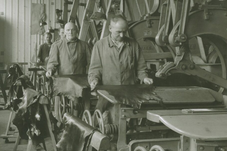 schwarz-weiß Foto mit Arbeitern in einer Lederfabrik aus dem 18. Jahrhundert