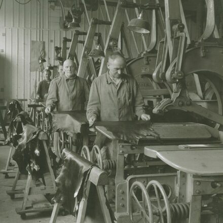 schwarz-weiß Foto mit Arbeitern in einer Lederfabrik aus dem 18. Jahrhundert