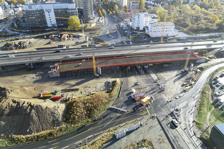 Luftbild zeigt die Verschalung und Armierung für das Brückenbauwerk.