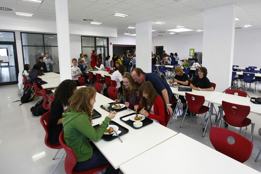 Schüler beim essen in der Cafeteria