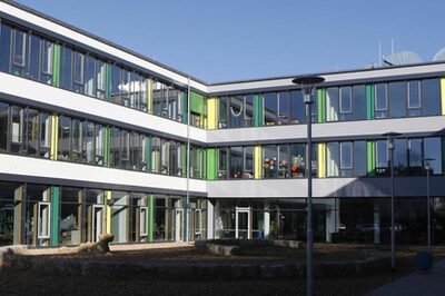 Fassade Beethovenschule/ Blick vom Schulhof