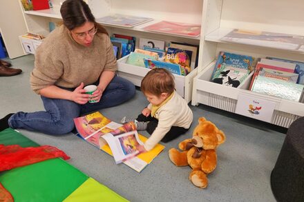 Mama und Kind lesen gemeinsam in der FamilienZeit