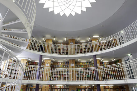 Bücherturm in der Stadtbibliothek