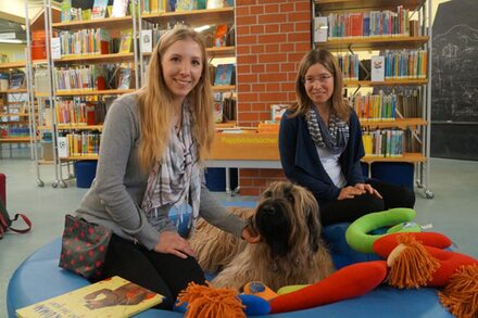 Bonny mit Frau Förster und Frau Elfe, Leiterin der Kinderbibliothek