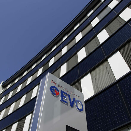 Eingang des EVO-Hauptgebäudes