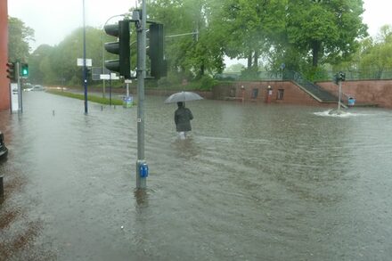 Überflutete Straße  in Offenbach