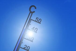 Symbolbild Thermometer und Sonne