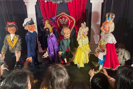 In der Kita fand traditionell eine Vorstellung des Marionettentheaters „Kultout-Theater“ statt. Es wurde das Stück „Kasper und der Zauberspiegel“ gezeigt.