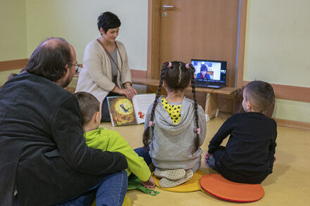 Staatssekretärin Anne Janz (HMSI) liest gemeinsam mit den Kindern