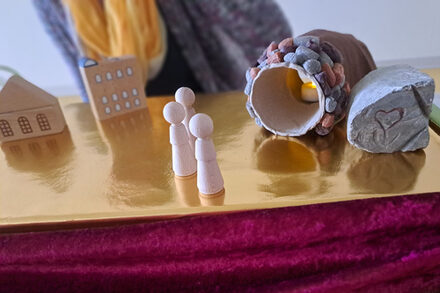 In einem Spiel mit Holzfiguren wurde den Kindern die Ostergeschichte erzählt