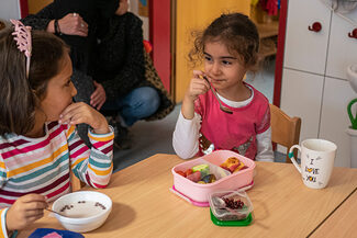 Kinder frühstücken in einer EKO-Kita