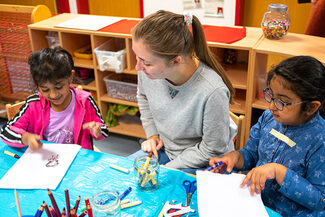 Kinder malen mit einer Erzieherin in einer EKO-Kita