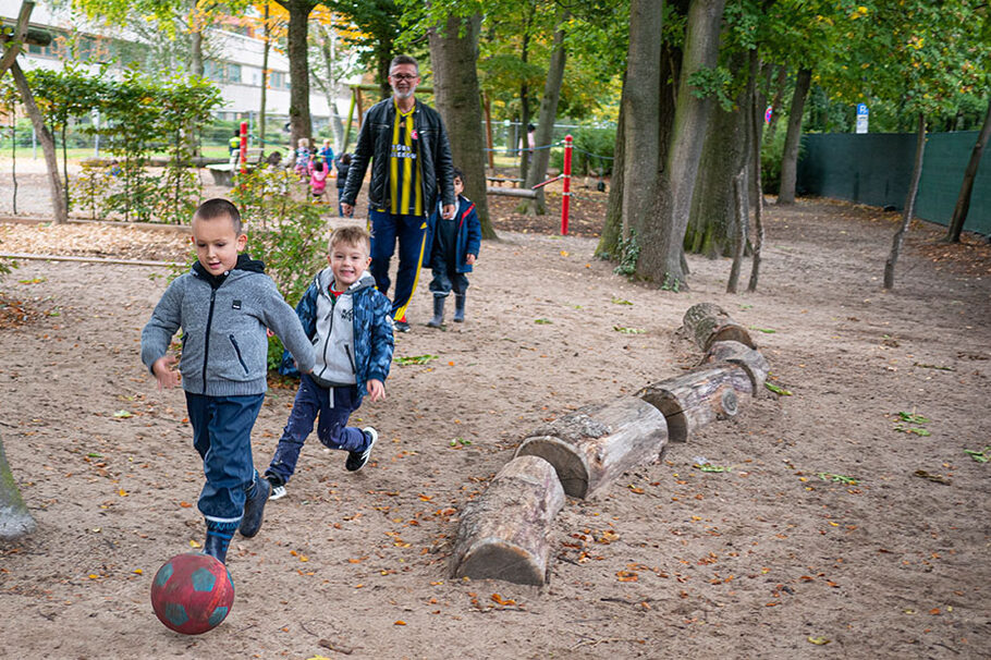 Kinder spielen Fußball in einer EKO-Kita