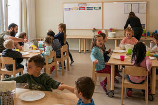 Kinder Essen gemeinsam zu Mittag in einer EKO-Kita